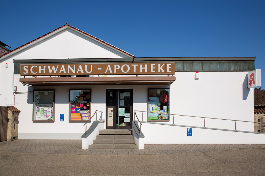 Das Bild zeigt die Aussenansicht der Apotheke bei schönem Wetter.